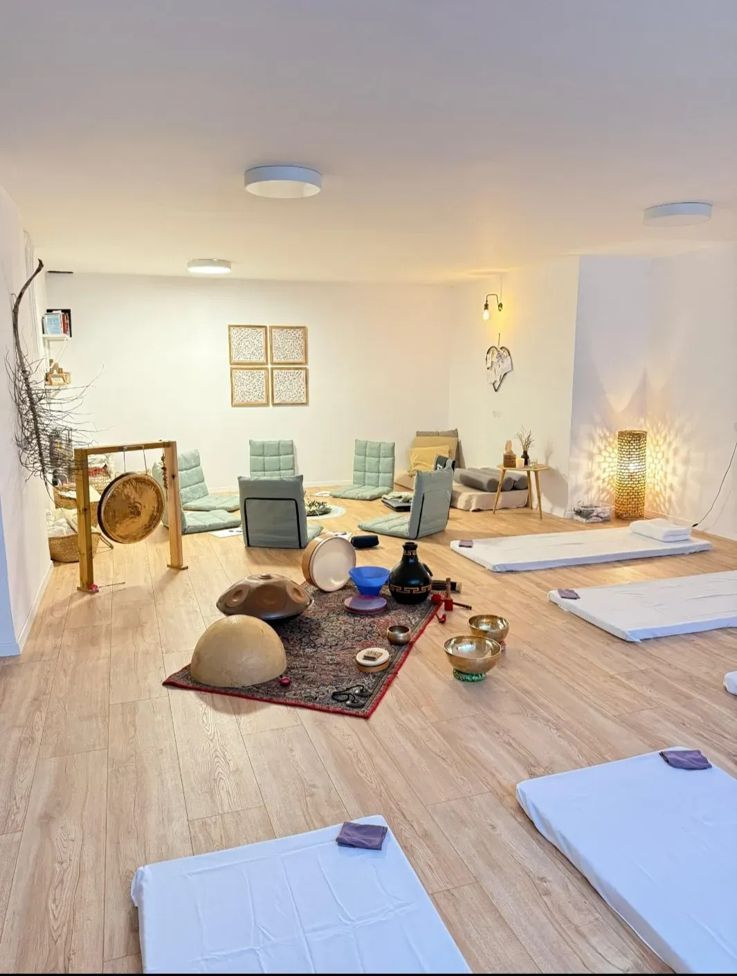 משתתפות עומדות במעגל